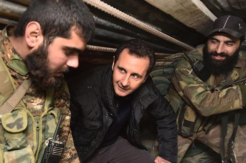 Baschar al Assad besucht Soldaten in einem Schutzbunker in der Nähe von Jobar, einem Vorort von Damaskus, Syrien