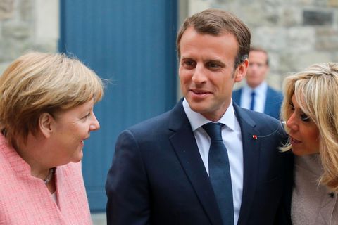 Emmanuel Macron mit seiner Frau Brigitte (r.) und Angela Merkel vor der Verleihung des Karlspreises in Aachen