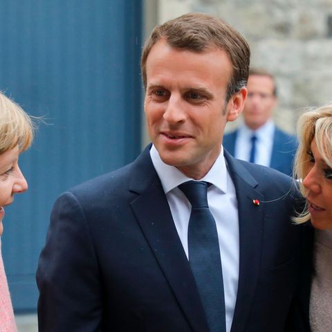 Emmanuel Macron mit seiner Frau Brigitte (r.) und Angela Merkel vor der Verleihung des Karlspreises in Aachen