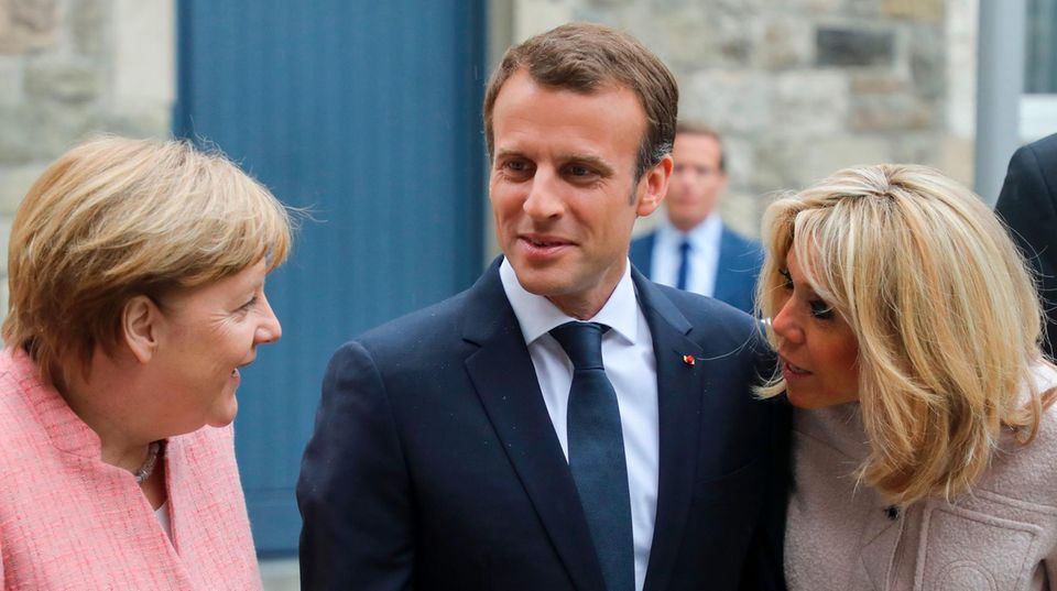 Emmanuel Macron mit seiner Frau Brigitte (r.) und Angela Merkel vor der Verleihung des Karlspreises in Aachen