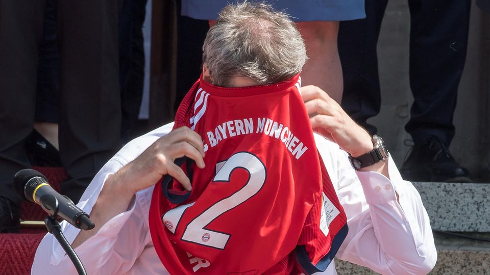 Markus Söder streift sich FC-Bayern-Trikot falsch über