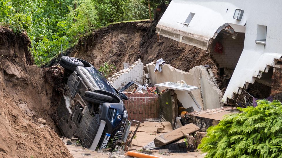Ein Auto liegt in Hamburg-Lohbrügge in einer Senke die nach heftigem Regen entstanden ist Ein Auto liegt in Hamburg-Lohbrügge in einer Senke die nach heftigem Regen entstanden ist