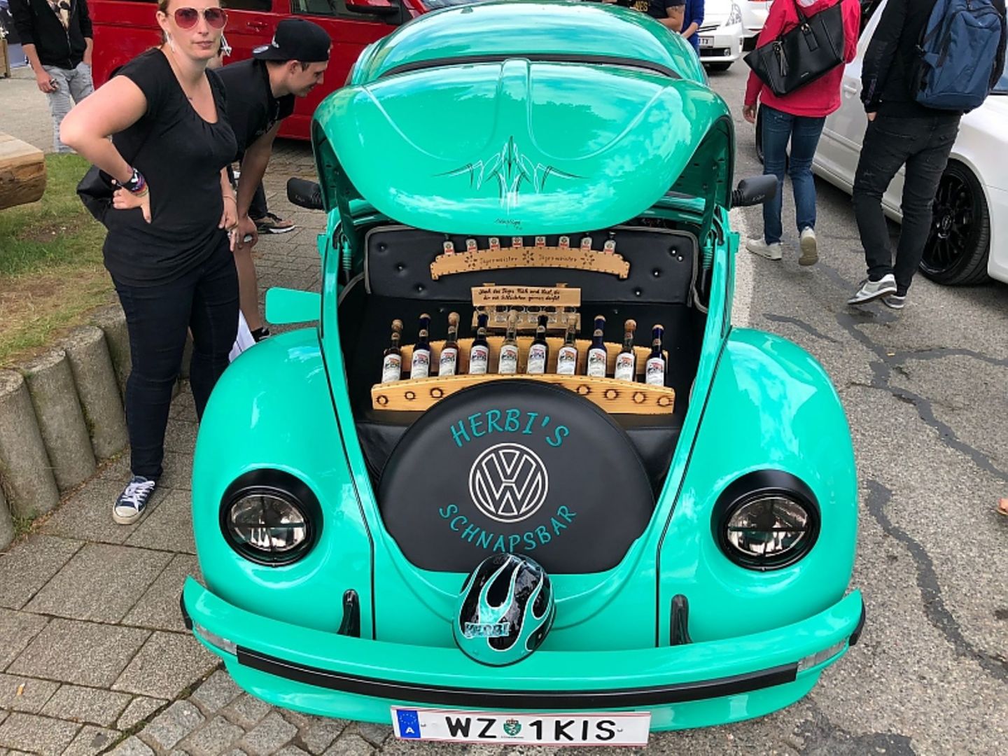 Eine Schnapsbar gehört selbstverständlich zum GTI-Treffen