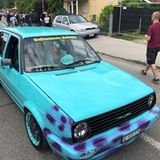 Die zwei Damen aus der Schweiz sind kriegerisch unterwegs