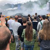 Auf dem Gummi-Platz haucht gerade ein Reifen mit einem lauten Knall sein Leben aus