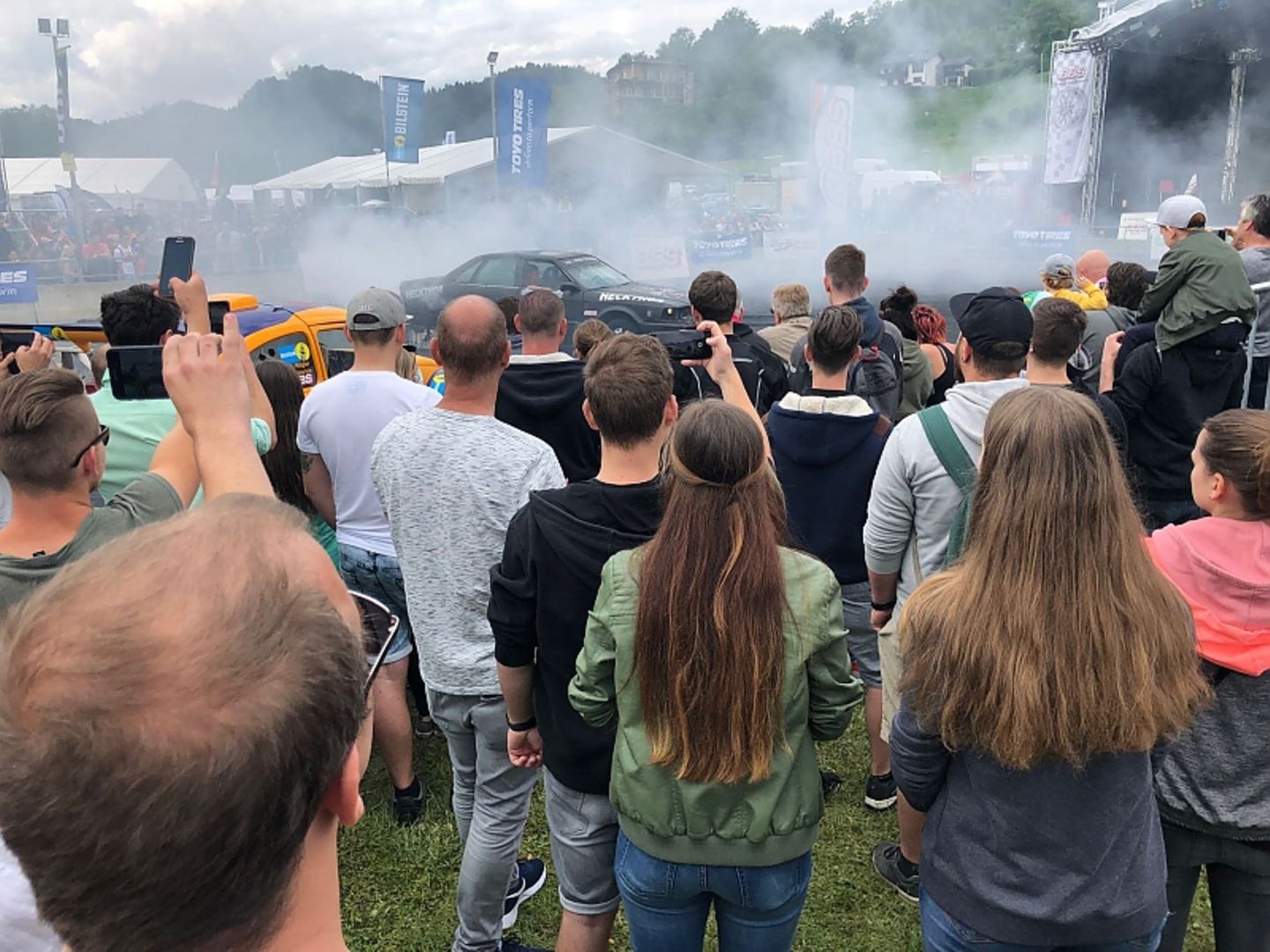 Auf dem Gummi-Platz haucht gerade ein Reifen mit einem lauten Knall sein Leben aus
