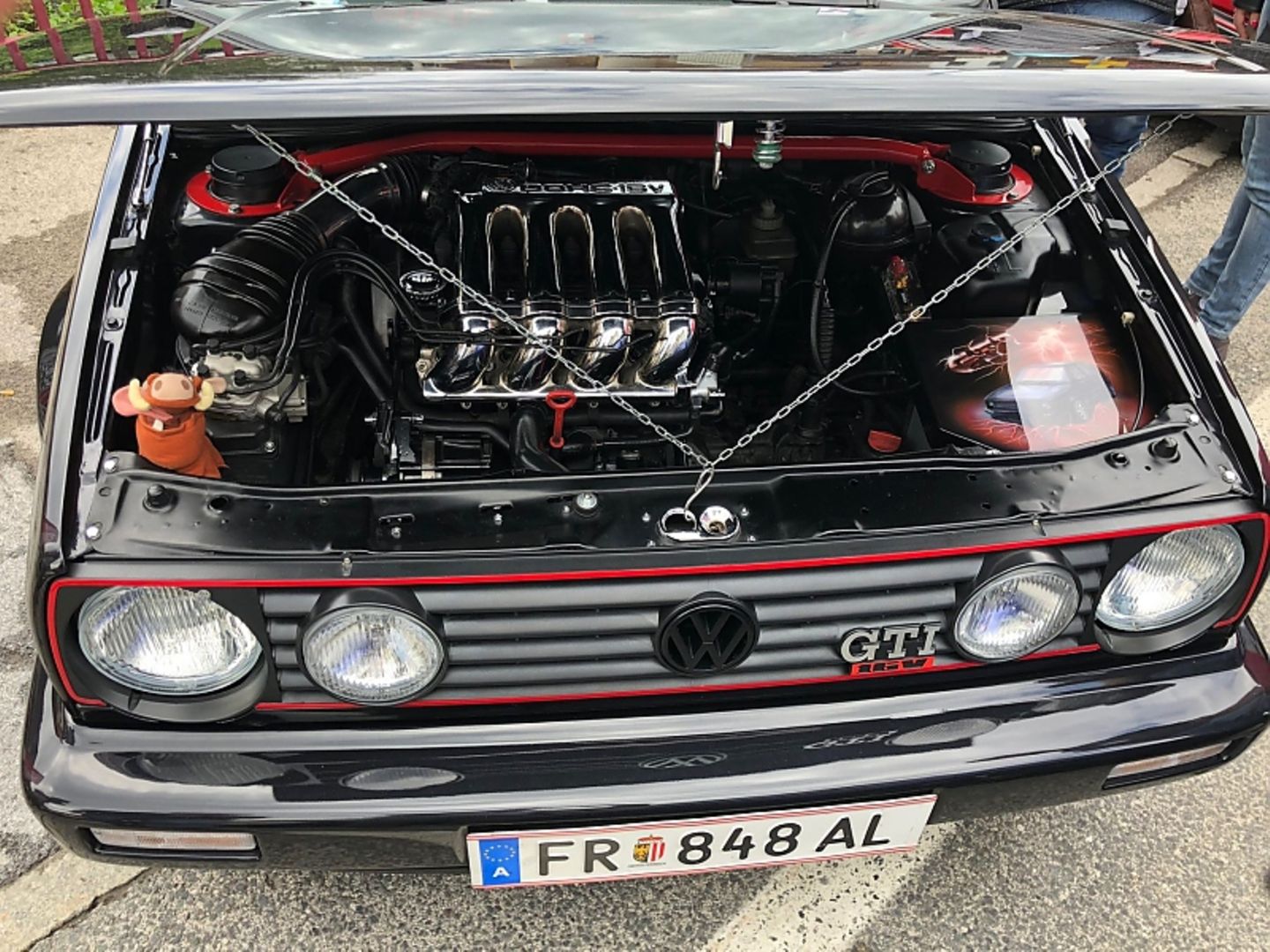 Auch eine Art und Weise, die Motorhaube zu fixieren