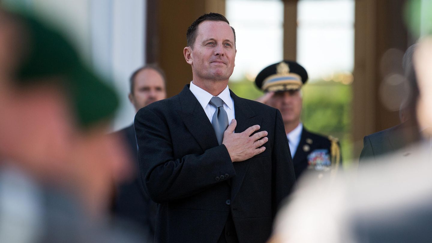 Bei einem Empfang hält sich Richard Grenell, neuer US-Botschafter in Deutschland, die Hand während der US-Hymne aufs Herz