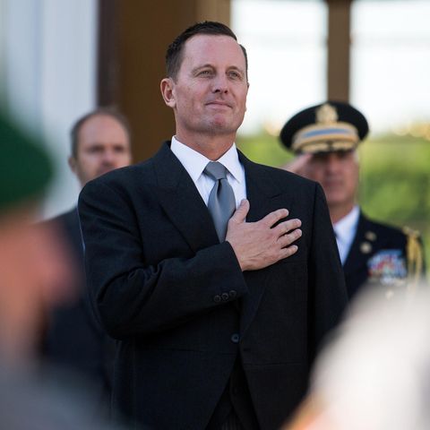 Bei einem Empfang hält sich Richard Grenell, neuer US-Botschafter in Deutschland, die Hand während der US-Hymne aufs Herz