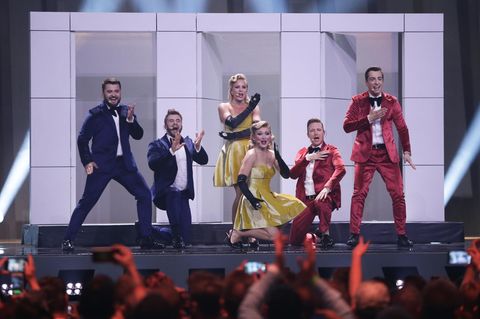 In blauen oder roten Anzügen und gelben Kleidern stehen die sechs Mitglieder von DoReDos aus Moldawien auf der ESC-Bühne