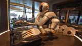 Mit Superlativen wie Wasserrutschen, Formel-1-Simulatoren hält sich die Reederei zurück, doch ist jetzt auch ein Roboter an Bord: In der "Großen Freiheit" mischt er keine Cocktails, sondern legt als künstlicher DJ Platten auf.