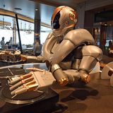 Mit Superlativen wie Wasserrutschen, Formel-1-Simulatoren hält sich die Reederei zurück, doch ist jetzt auch ein Roboter an Bord: In der "Großen Freiheit" mischt er keine Cocktails, sondern legt als künstlicher DJ Platten auf.