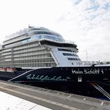 Mit 315,7 Metern ist die neue "Mein Schiff 1" Deutschlands längstes Kreuzfahrtschiff. Im Vergleich zu den Tui-Cruises-Neubauten "Drei" bis "Sechs" fällt das Flaggschiff 20 Meter länger aus und hat ein zusätzliches Deck.