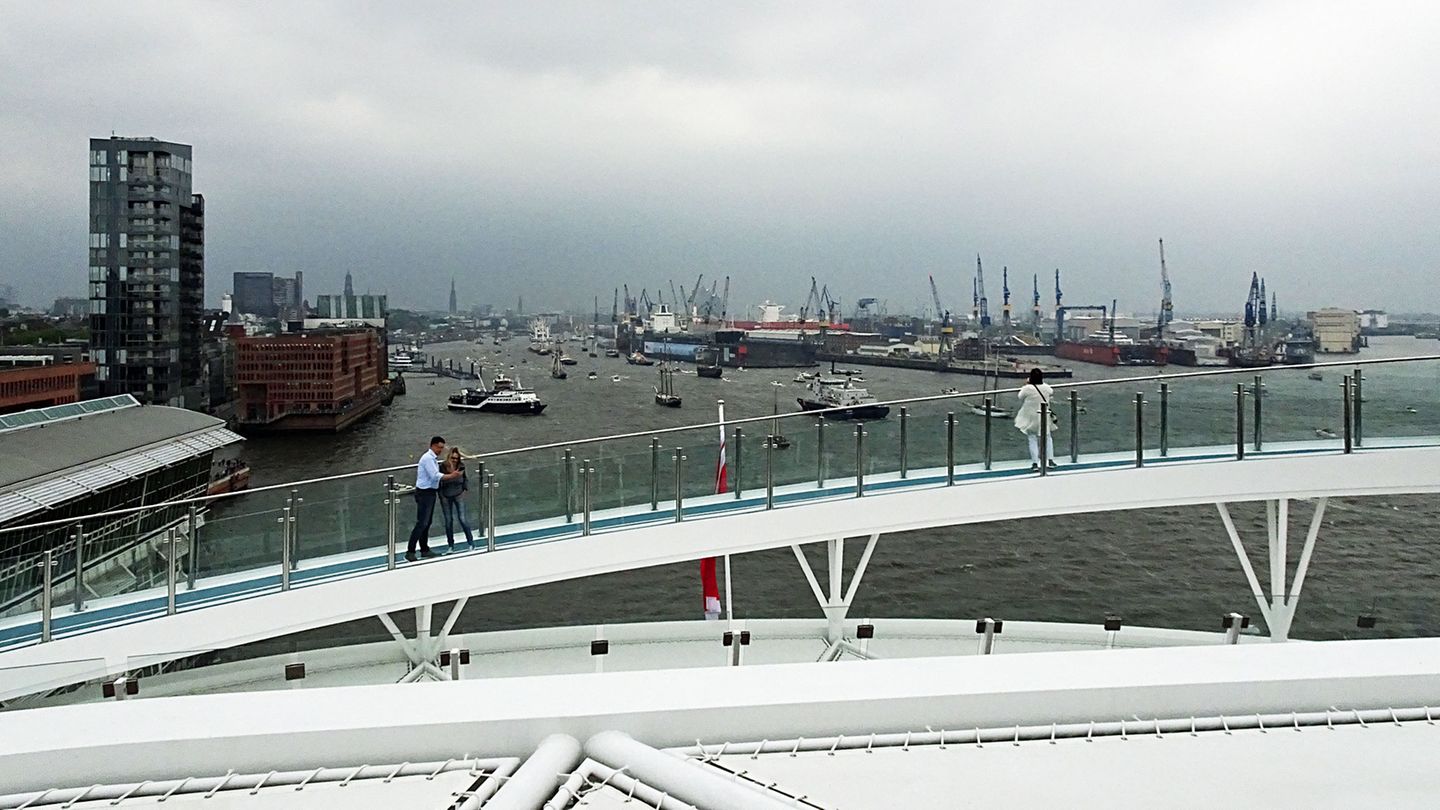 Zugelegt hat auch die Joggingstrecke auf 438 Meter. Zum Parcours gehören Steigungen über zwei Ebenen, wie dieser frei schwebende Catwalk im Heck des Schiffes bietet.