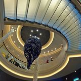 Blickfang in der Lobby, die sich über drei Decks erstreckt:  ein Sardinenschwarm hängt als Kunstwerk von der Decke neben den semitransparenten Treppenstufen.