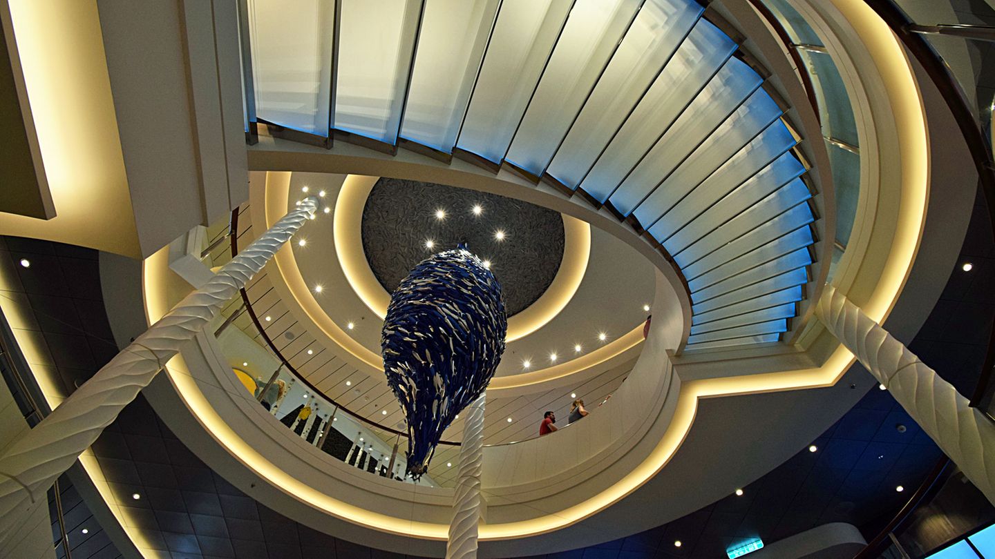 Blickfang in der Lobby, die sich über drei Decks erstreckt:  ein Sardinenschwarm hängt als Kunstwerk von der Decke neben den semitransparenten Treppenstufen.