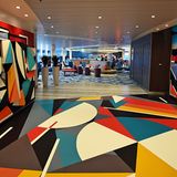 Kunst an Wänden und Böden, auch beim Eingang zur Tui Bar, eine von 15 Bars und Lounges an Bord. Neu sind eine "Saftbar" und die Bierbar "Ebbe und Flut", wo Craft-Bier ausgeschenkt wird.