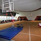 Tui Cruises setzt bei seinem fünften Neubau auf den wachsenden Wellness- und Sporttrend. Hinter dem Schornstein auf Deck 14 wurde der Sportbereich jetzt überdacht: Die Mehrzweckhalle mit einer Kletterwand für Sportveranstaltungen nennt sich "Arena".