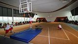 Tui Cruises setzt bei seinem fünften Neubau auf den wachsenden Wellness- und Sporttrend. Hinter dem Schornstein auf Deck 14 wurde der Sportbereich jetzt überdacht: Die Mehrzweckhalle mit einer Kletterwand für Sportveranstaltungen nennt sich "Arena".