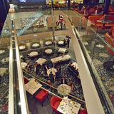 Auf mehreren Ebenen wird im "Atlantik" getafelt, dem Hauptrestaurant mit mediterraner Küche. Das Selbstbedienungsrestaurant "Anckelmannsplatz" wurde optisch ruhiger gestaltet. Insgesamt bietet die "Eins" zwölf Restaurant und Bistros, darunter neu das Angebot "Ganz schön gesund" und den "Fischmarkt" - statt der von anderen Tui-Schiffen vertrauten Gosch-Restaurants.