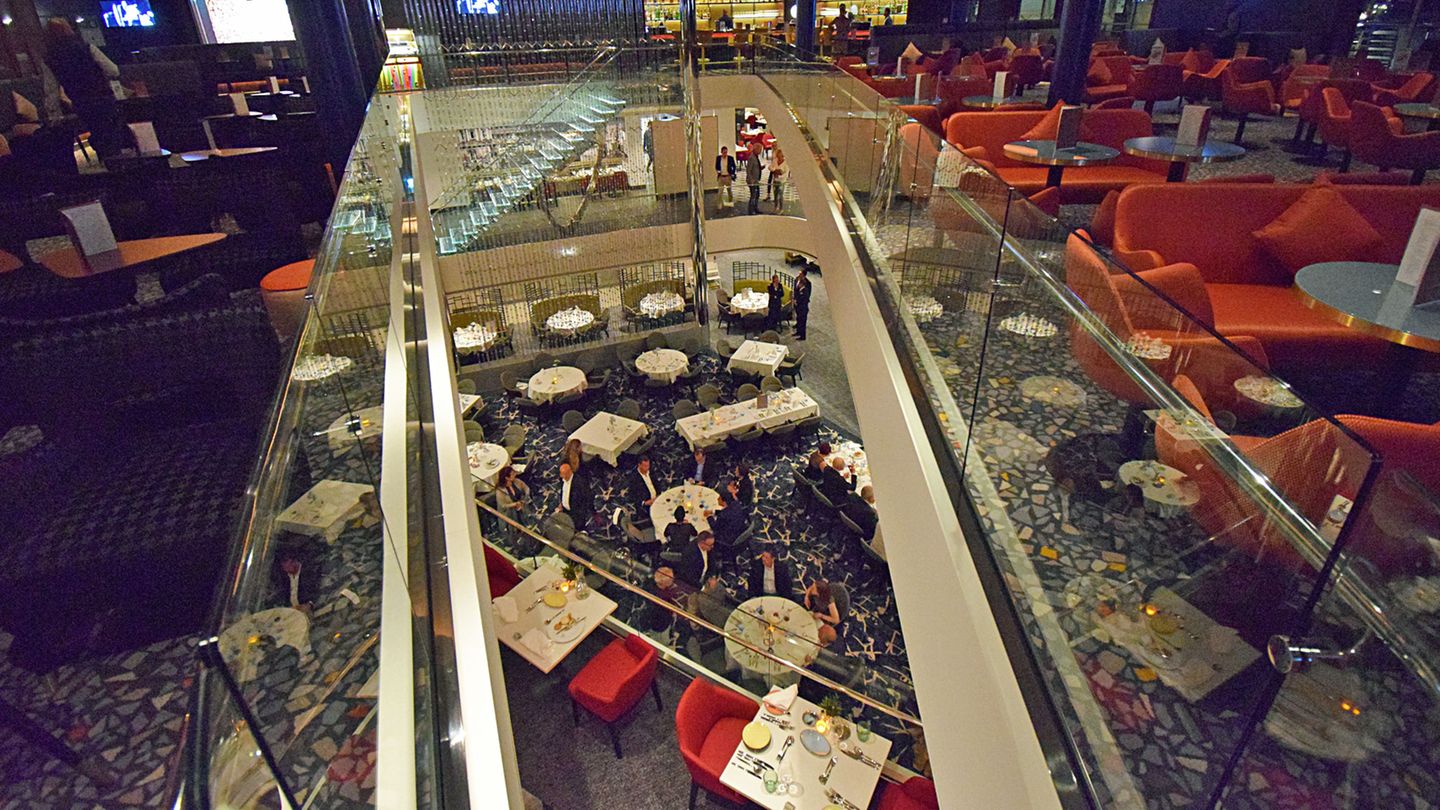 Auf mehreren Ebenen wird im "Atlantik" getafelt, dem Hauptrestaurant mit mediterraner Küche. Das Selbstbedienungsrestaurant "Anckelmannsplatz" wurde optisch ruhiger gestaltet. Insgesamt bietet die "Eins" zwölf Restaurant und Bistros, darunter neu das Angebot "Ganz schön gesund" und den "Fischmarkt" - statt der von anderen Tui-Schiffen vertrauten Gosch-Restaurants.