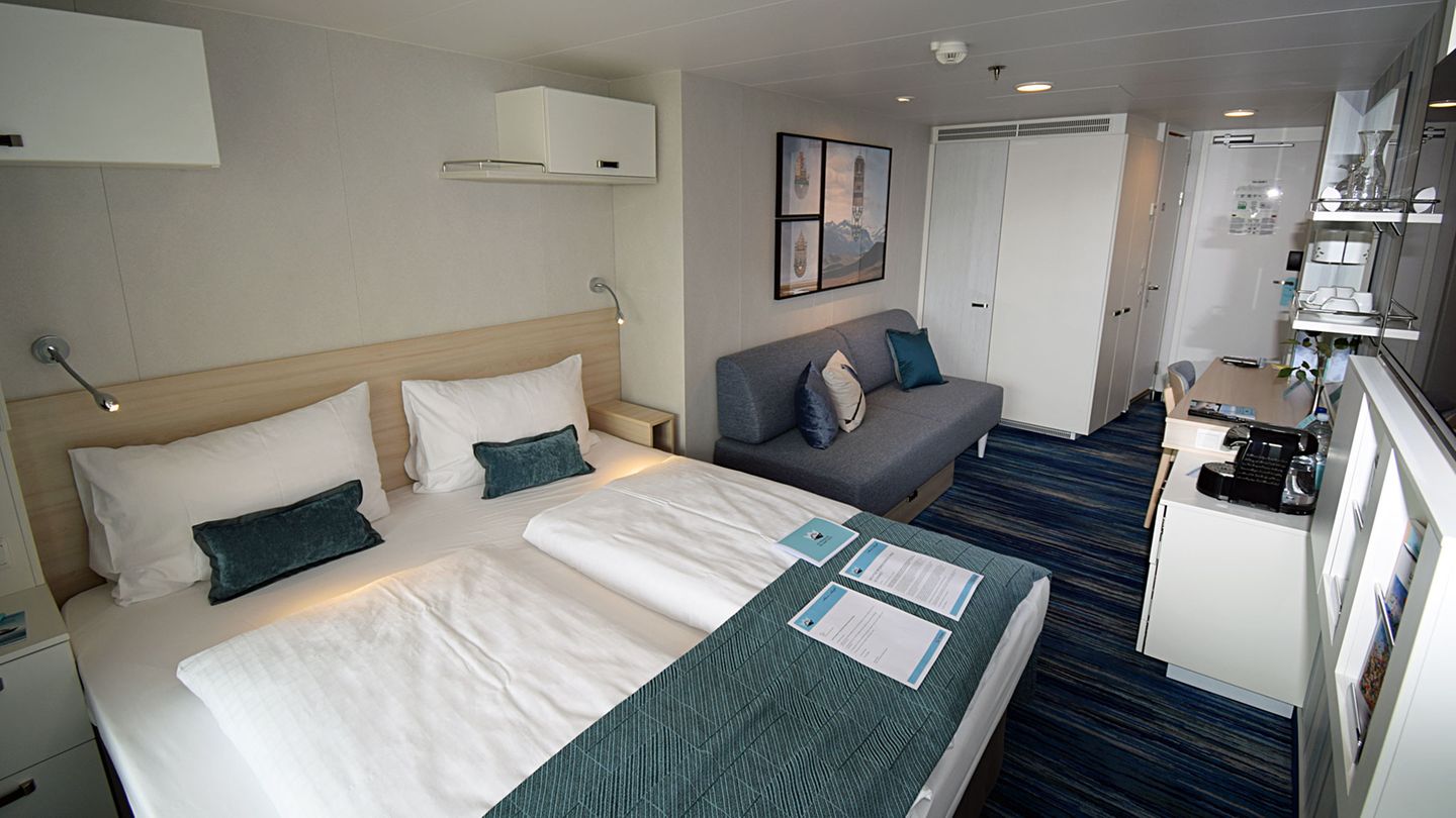 Mit 1447 Kabinen ist die "Eins" das Schiff in der Flotte von Tui Cruises mit den größten Passagierkapazität. Im Bild eine klassische Balkonkabine mit 17 Quadratmetern Wohnfläche und der zusätzlichen Bettcouch für eine dritte Person.