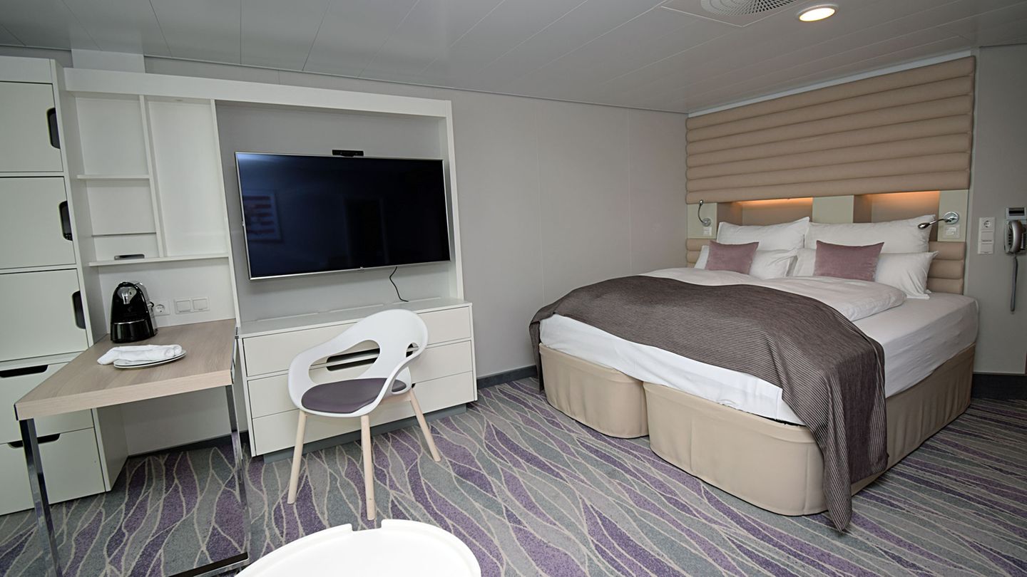 Alles andere als verspielt: puristisches Design in einer der 66 Junior Suiten mit Balkon auf Deck 10. Der Raum hat eine Größe von 26 Quadratmetern.