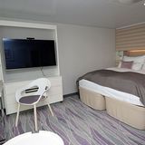 Alles andere als verspielt: puristisches Design in einer der 66 Junior Suiten mit Balkon auf Deck 10. Der Raum hat eine Größe von 26 Quadratmetern.