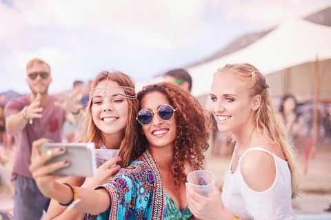 Drei Frauen auf einem Festival, die ein Selfie von sich machen