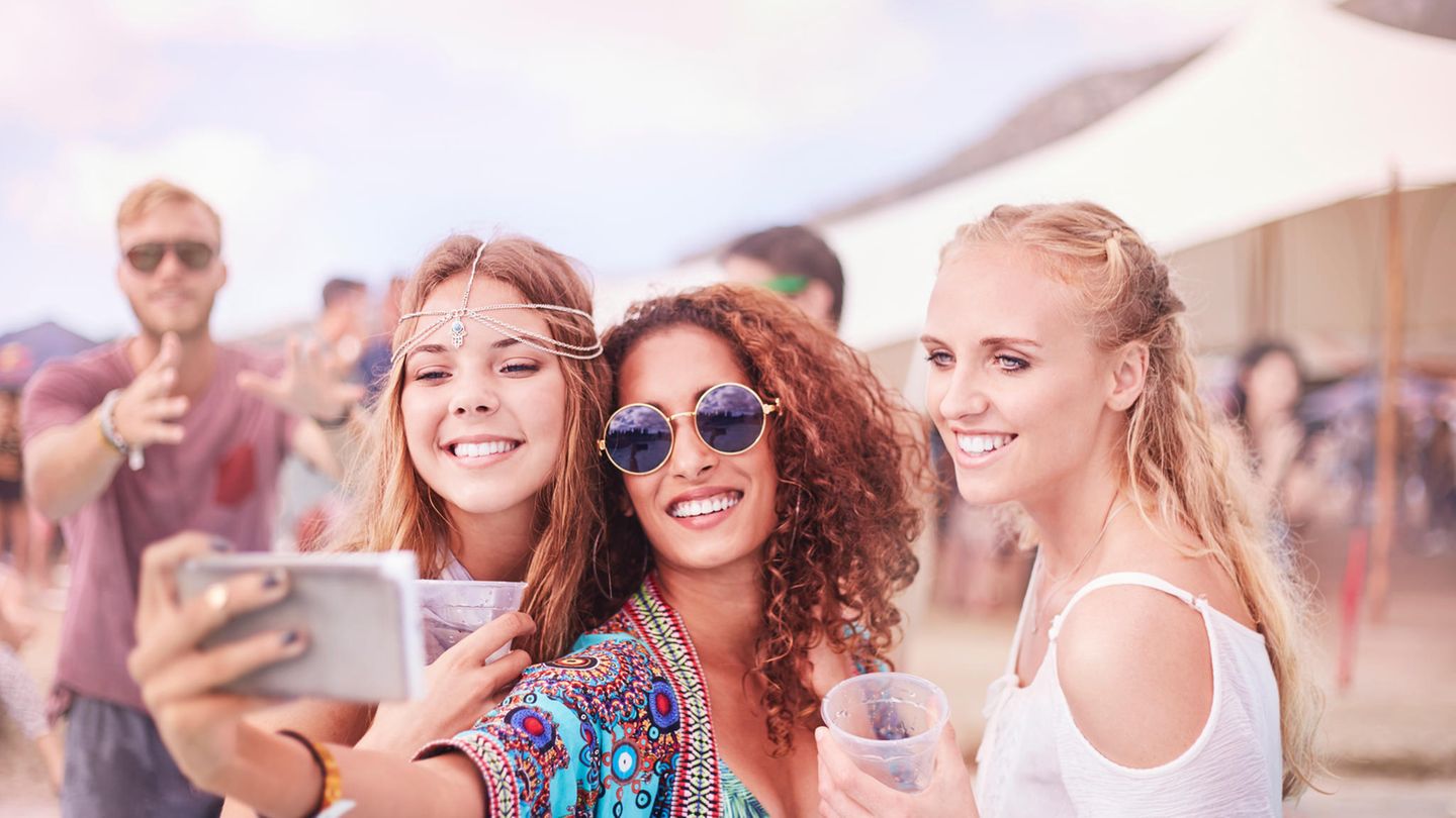 Drei Frauen auf einem Festival, die ein Selfie von sich machen