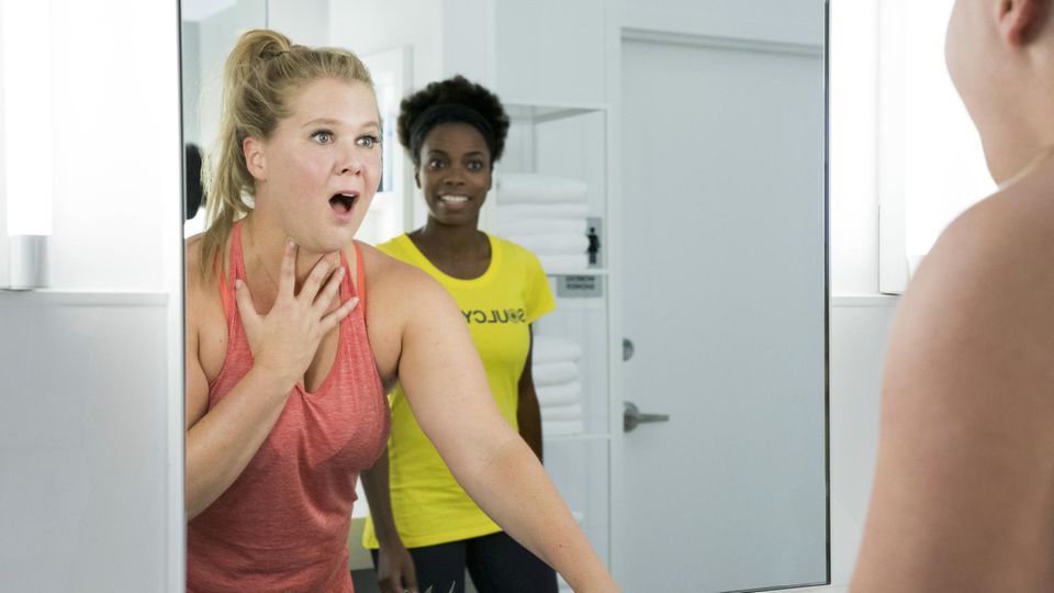 Renee blickt nach dem Sturz in den Spiegel und ist von ihrem Aussehen begeistert