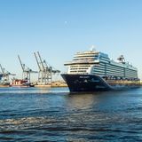 Nach der Taufe am Abend des 11. Mai durch Kira Walkenhorst und Laura Ludwig, die beiden Olympia-Siegerinnen und Beachvolleyballerinnen vom Hamburger SV, wird die "Mein Schiff 1" zu einer Kreuzfahrt nach Südnorwegen aufbrechen und in der Sommersaison 2018 ab Kiel fahren.