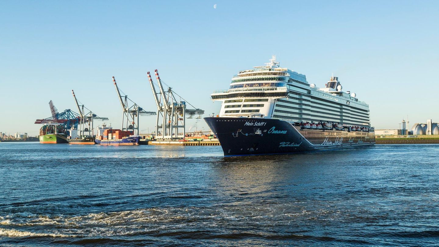 Nach der Taufe am Abend des 11. Mai durch Kira Walkenhorst und Laura Ludwig, die beiden Olympia-Siegerinnen und Beachvolleyballerinnen vom Hamburger SV, wird die "Mein Schiff 1" zu einer Kreuzfahrt nach Südnorwegen aufbrechen und in der Sommersaison 2018 ab Kiel fahren.