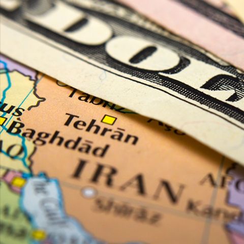 Eine Bildkombo zeigt links eine Karte des Iran mit der Hauptstadt Teheran und rechts eine Ingenieur, der eine Maschine bedient