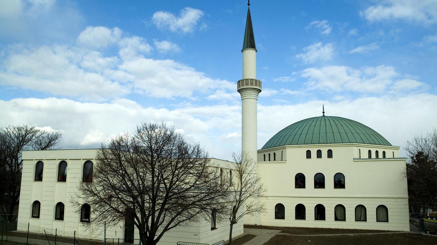 Die Moschee am Hubertusdamm in Wien-Floridsdorf, eine von rund 400 islamischen Gotteshäusern in Österreich