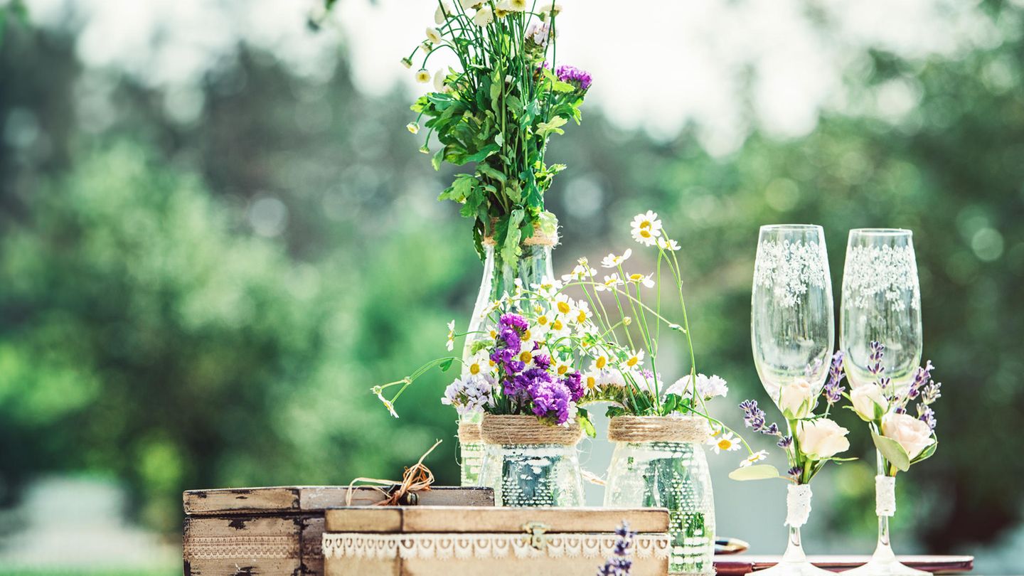 Tischlein edel gedeckt: Weniger ist mehr! Opulente Blumensträuße und Gestecke sind schön – aber längst nicht immer nötig, wenn es um einen schönen oder gar edel gedeckten Tisch geht. Der Trick: Anstelle von großen Sträußen, einfach mal zu einzelnen Schnittblumen, zum Beispiel Ranunkeln, Tulpen, oder Rosen greifen und diese in unterschiedlich großen Portionen in verschiedenen Vasen, Flaschen und Gläsern auf dem Tisch dekorieren. Das Ganze lebt von kleinen, aber feinen Unterschieden: Immer etwas höhere mit etwas niedrigeren Schnittblumen, sowie etwas feinem und gröberem Grün mischen. Nichts binden, sondern einfach locker in unterschiedlich großen und verschieden geformten Vasen fallen lassen. Je nach Jahreszeit immer mal wieder bei den Farben und Blumen ganz nach persönlichem Gusto und passend zum Anlass variieren. So entsteht im Nu ein kleiner, wilder – oder auch weniger wilder! – Bauerngarten im Glas! Weniger ist mehr! Opulente Blumensträuße und Gestecke sind schön – aber längst nicht immer nötig, wenn es um einen schönen oder gar edel gedeckten Tisch geht. Der Trick: Anstelle von großen Sträußen, einfach mal zu einzelnen Schnittblumen, zum Beispiel Ranunkeln, Tulpen, oder Rosen greifen und diese in unterschiedlich großen Portionen in verschiedenen Vasen, Flaschen und Gläsern auf dem Tisch dekorieren. Das Ganze lebt von kleinen, aber feinen Unterschieden: Immer etwas höhere mit etwas niedrigeren Schnittblumen, sowie etwas feinem und gröberem Grün mischen. Nichts binden, sondern einfach locker in unterschiedlich großen und verschieden geformten Vasen fallen lassen. Je nach Jahreszeit immer mal wieder bei den Farben und Blumen ganz nach persönlichem Gusto und passend zum Anlass variieren. So entsteht im Nu ein kleiner, wilder – oder auch weniger wilder! – Bauerngarten im Glas!