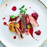 Essbar dekorieren!  Ein dicker Zweig Rosmarin auf dem Steak? Oder ein ganzes Bündel Thymianzweige mitten auf dem Lachs? Kann man machen, ist für den Gast allerdings nicht praktisch, da weder Rosmarin- noch Thymianzweige roh gegessen werden. Stattdessen sollte man sich überlegen, wie man mit den ohnehin vorhandenen Komponenten des Gerichts einen Teller schmücken kann. Wichtige Grundregel: Der Rand des Tellers gehört dem Gast. In der Mitte mit Formen, Farben, Aromen und Konsistenzen spielen – so wird der optisch, wie geschmackliche Gaumenschmaus zum Kinderspiel! Kreisförmig das Kartoffel-Selleriepüree auf den Teller geben, darauf gegrillten Fisch oder Fleisch platzieren, einige einzelne Salat- und Kräuterblätter darauf verteilen, dazu wenige Kleckse Schmand oder Créme fraîche und zum Abrunden noch kleine, kross gebratene Brotcrôutons obendrauf – fertig! Wichtig: Alles, was auf dem Teller liegt, sollte man auch genießen können. Deshalb bei Blütendekorationen auch immer nur zu Varianten greifen, die auch verzehrt werden dürfen.