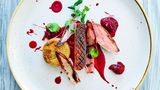 Essbar dekorieren!  Ein dicker Zweig Rosmarin auf dem Steak? Oder ein ganzes Bündel Thymianzweige mitten auf dem Lachs? Kann man machen, ist für den Gast allerdings nicht praktisch, da weder Rosmarin- noch Thymianzweige roh gegessen werden. Stattdessen sollte man sich überlegen, wie man mit den ohnehin vorhandenen Komponenten des Gerichts einen Teller schmücken kann. Wichtige Grundregel: Der Rand des Tellers gehört dem Gast. In der Mitte mit Formen, Farben, Aromen und Konsistenzen spielen – so wird der optisch, wie geschmackliche Gaumenschmaus zum Kinderspiel! Kreisförmig das Kartoffel-Selleriepüree auf den Teller geben, darauf gegrillten Fisch oder Fleisch platzieren, einige einzelne Salat- und Kräuterblätter darauf verteilen, dazu wenige Kleckse Schmand oder Créme fraîche und zum Abrunden noch kleine, kross gebratene Brotcrôutons obendrauf – fertig! Wichtig: Alles, was auf dem Teller liegt, sollte man auch genießen können. Deshalb bei Blütendekorationen auch immer nur zu Varianten greifen, die auch verzehrt werden dürfen.