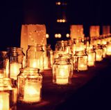 Licht am Tisch  Kerzen gehen immer – da muss es nicht mal romantisch für zugehen! Für die große Tafel oder das Buffet bieten sich vor allem Kerzen in Gläsern oder Gefäßen an, da sie so kein Verletzungspotential bieten und man außerdem nicht ständig ein Auge darauf haben muss. Sie brennen einfach vor sich hin, geben tolles Licht und eine warme, gemütliche Stimmung. Ganz schnell und einfach lassen sich individuelle Lichter mit weißen Butterbrot-Tüten gestalten. Einfach ein kleines Teelicht- oder Senfglas nehmen, ein Teelicht hineingeben und das Glas in eine zerknüllte und wieder ausgefaltete Butterbrottüte stellen. Mit Wasser- oder Aquarellfarben lässt sich die Tüte außen im Nu individuell verzieren – z.B. mit Namen, Motiven des Abends oder den Farben der Party. Auch mit Scherenschnitten lassen sich tolle Effekte erzielen!