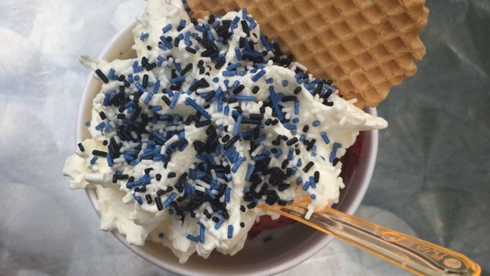 Das Eis hat etwas gegen die Tränen geholfen. Immer erste Sahne, HSV.