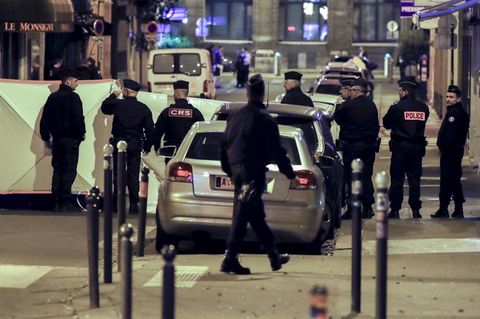 Ein Angreifer tötete am Samstagabend in Paris einen Passanten und verletzte vier weitere Menschen