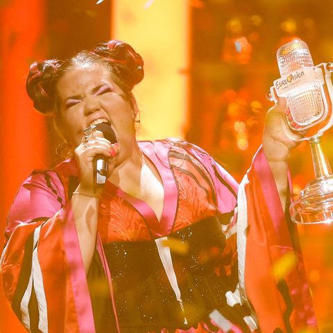 Mit der Trophäe in der Hand singt Netta ihren Gewinnersong "Toy" beim ESC 2018 in Lissabon