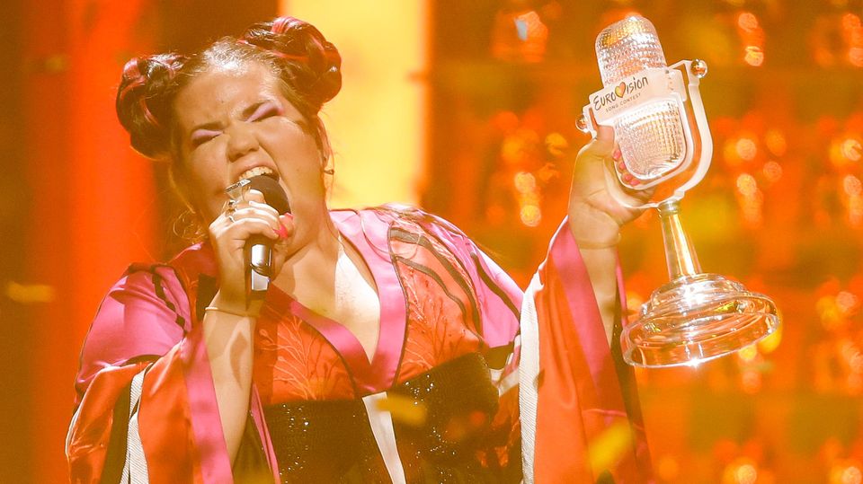 Netta Barzilai Mit der Trophäe in der Hand singt Netta ihren Gewinnersong "Toy" beim ESC 2018 in Lissabon
