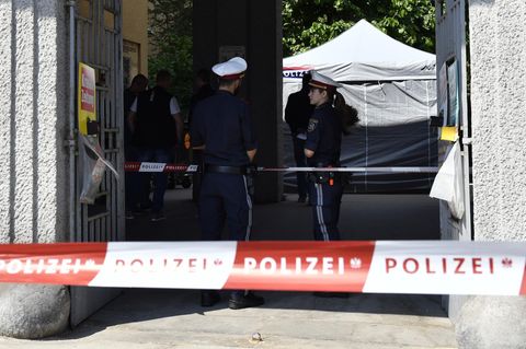 In einer Wohnhausanlage in Wien ist die Leiche einer Siebenjährigen gefunden worden