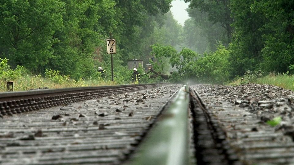 Einsatzkräfte der Feuerwehr Osnabrück entfernen umgestürzte Bäume von Bahngleisen Einsatzkräfte der Feuerwehr Osnabrück entfernen umgestürzte Bäume von Bahngleisen