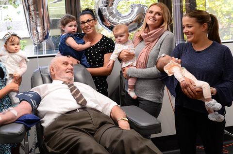 James Harrison liegt auf einer Liege