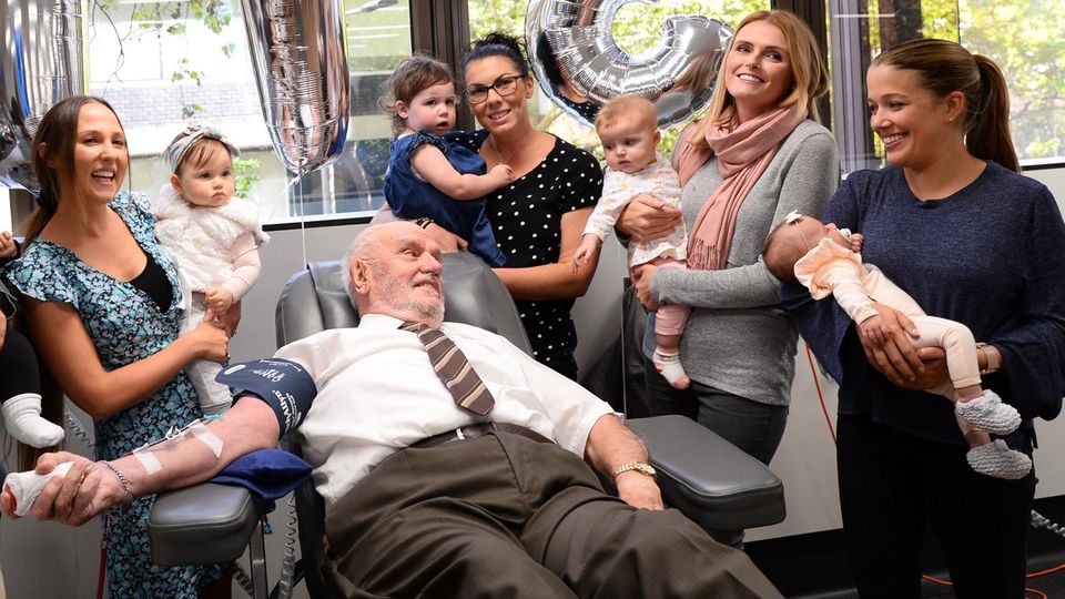 James Harrison liegt auf einer Liege