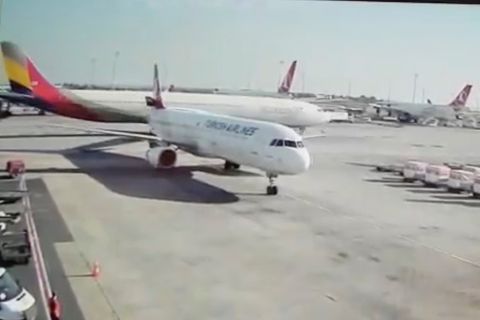Zwischenfall in Istanbul: Großer Airbus rasiert kleinerem Jet das Heck ab