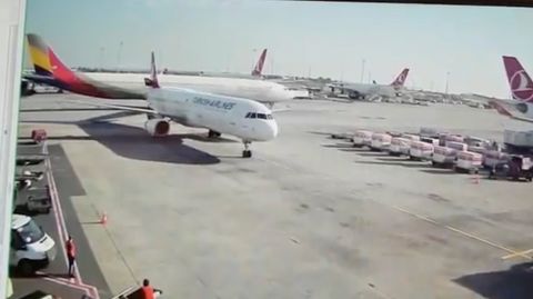 Zwischenfall in Istanbul: Großer Airbus rasiert kleinerem Jet das Heck ab