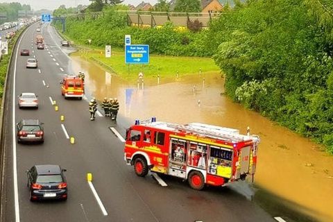 Die A30 ist nach einem Gewitterschauer bei Osnabrück in einer Fahrtrichtung komplett überflutet